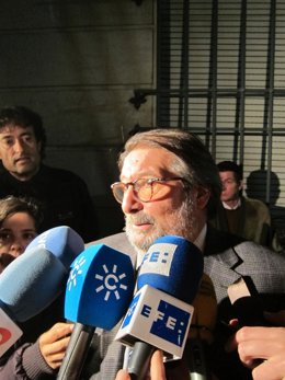 Fernando De Pablo A La Salida De Los Juzgados.