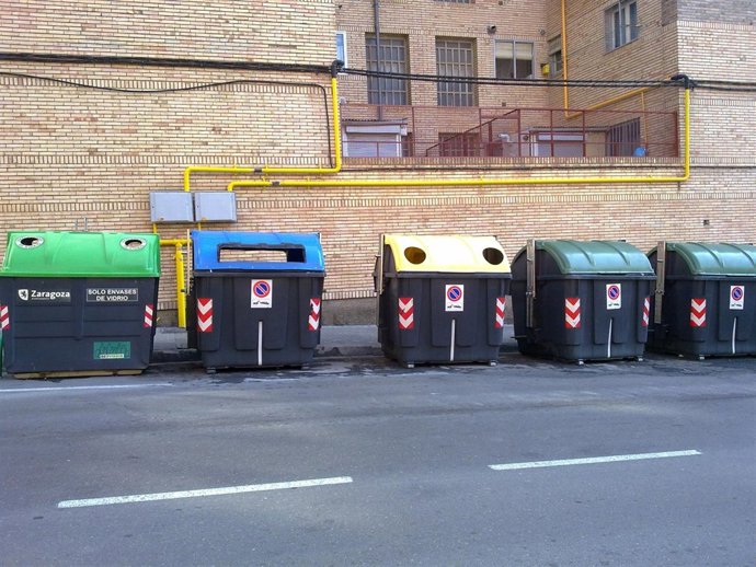 Contenedores En Calle Zafiro, En Torrero