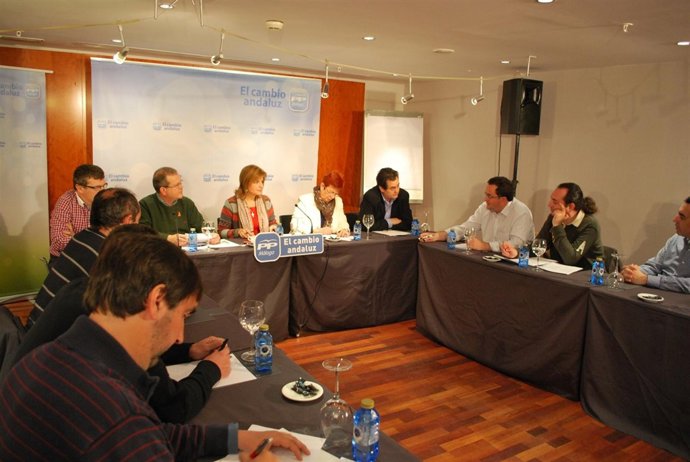 Esperanza Oña PP Se Reúne Con Funcionarios Campaña Electoral