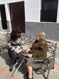 Pilar González Presenta Su Programa A Una Anciana En Sanlúcar De Barrameda