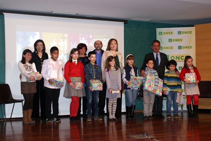 Foto De Familia De Revilla, Arruti Y Los Escolares Finalistas. 