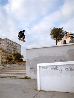 Joven Practica Skate 