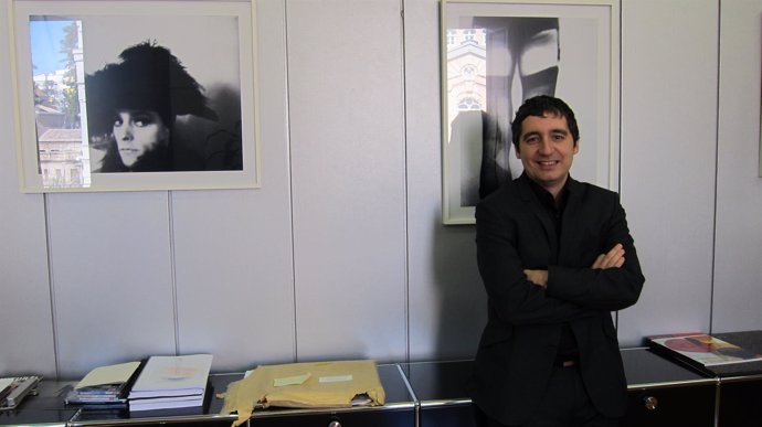 Pedro Alberto Cruz Sonríe En Su Despacho