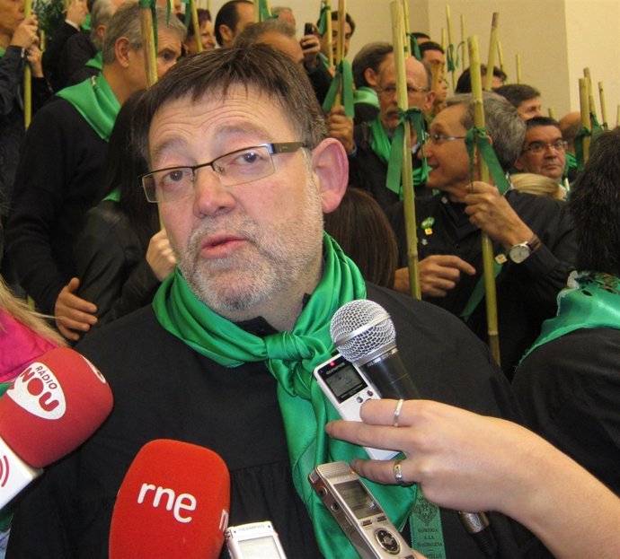 Puig Atendiendo A Los Periodistas Durante La Romería De Les Canyes