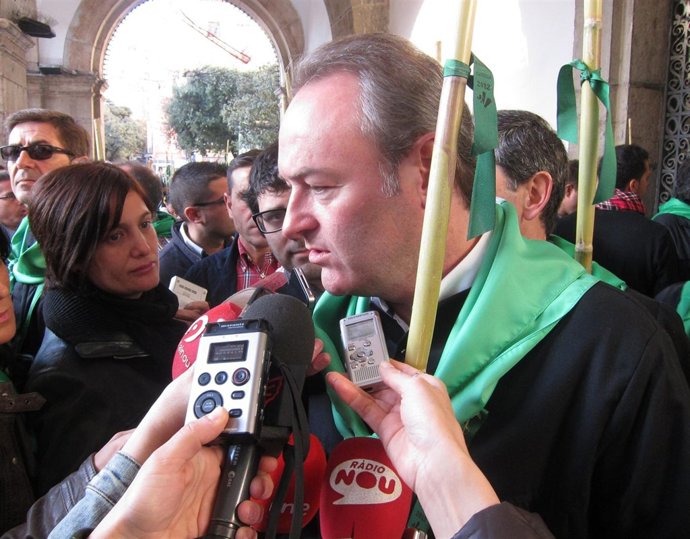 Fabra Atendiendo A Los Medios De Comunicación Al Inicio De La Romeria