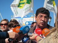Valderas dice sobre las encuestas que la tendencia de IU es "más fuerte" y pide el voto "al socialista avergonzado"