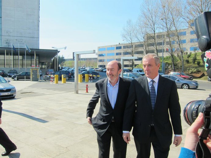 Rubalcaba Y Pachi Vázquez A Su Llegada Al Palacio De Congresos