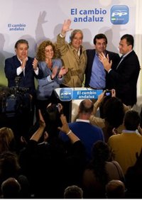 Arenas pide "humildad" ante las encuestas, aunque se muestra convencido de que "las superarán"