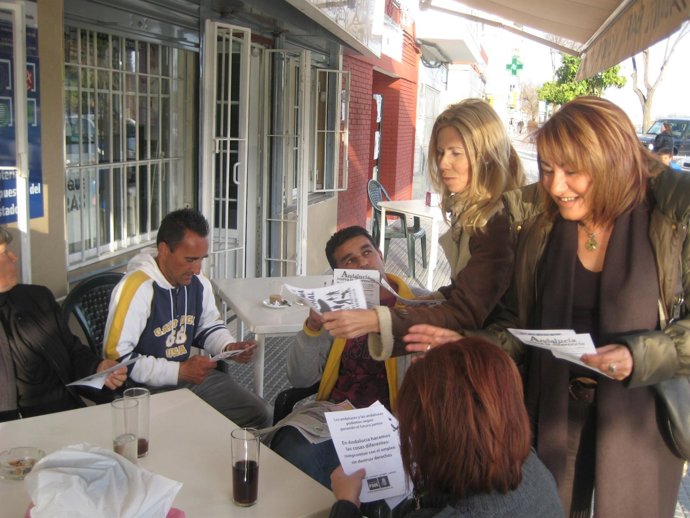 Antonia Moro, Repartiendo Propaganda