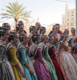 Las Falleras Mayores 2012 Y Sus Cortes Con Los Pirotécnicos De Tomás Al Fondo