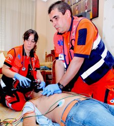 Equipos De Emergencias Sanitarias Atienden A Un Paciente En Un Simulacro