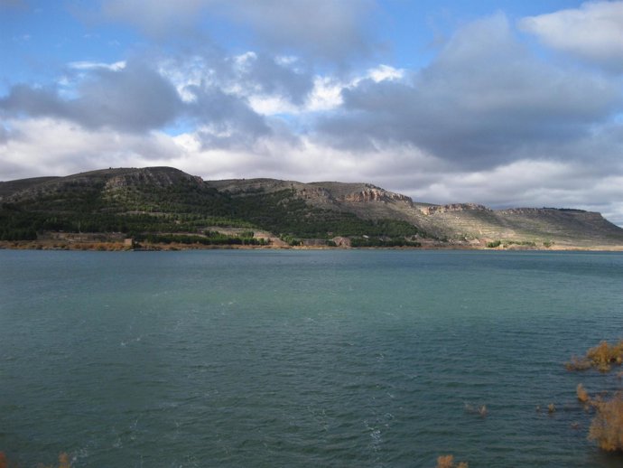 Embalse De La Cuenca Del Ebro