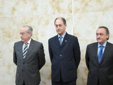 A La Izquierda De La Imagen, El Presidente Del Consejo De Cuentas, Encabo Terry