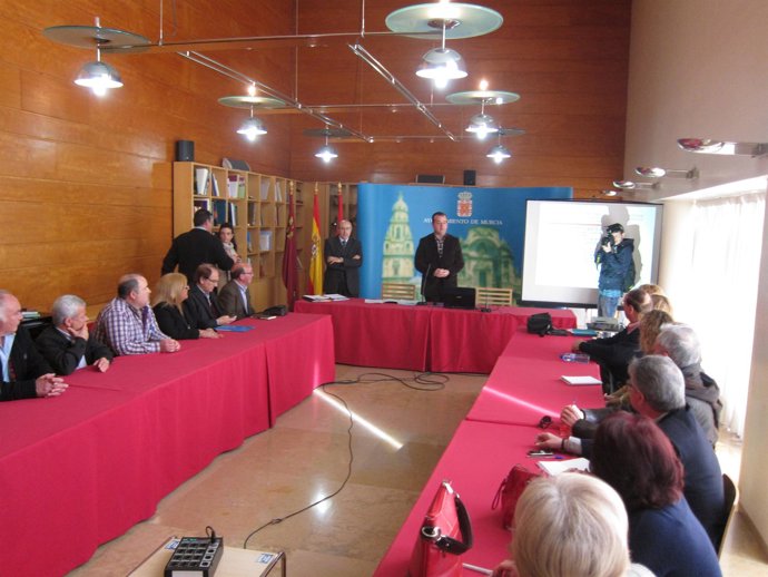 Iniesta En La Reunión Con Los Pedáneos Y Presidentes De Las Juntas De Distrito