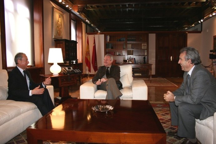 Valcárcel Recibe Al Presidente De La CHS Junto Con Antonio Cerdá