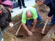 Operarios durante la exhumación de restos realizada en enero en Alicante        