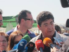 Diego Valderas, Atiende A Los Medios En Bolllullos Del Condado