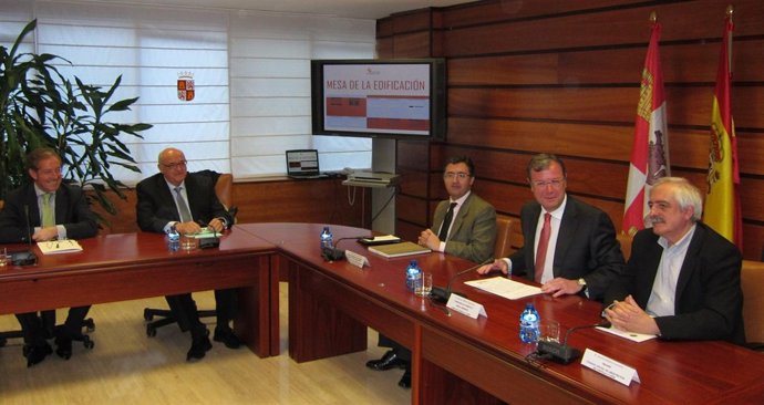 El Consejero Antonio Silván Preside La Mesa De La Edificación De Castilla Y León