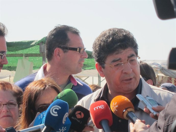 Diego Valderas, Atiende A Los Medios En Bolllullos Del Condado