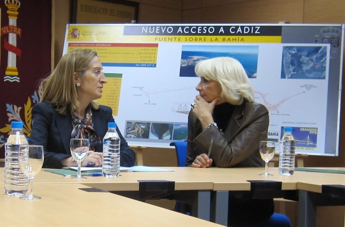 La Ministra De Fomento, Ana Pastor, Con La Alcaldesa De Cádiz, Teófila Martínez