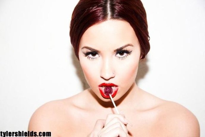 Demi Lovato Con Un Caramelo