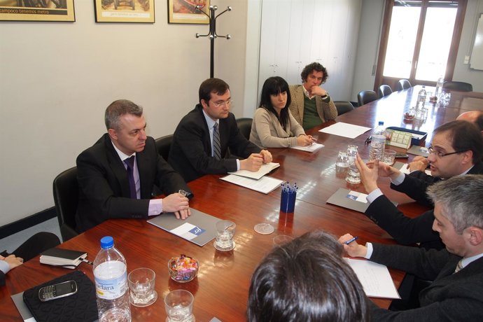 Cesar Luena Con Los Responsables De AERTIC      