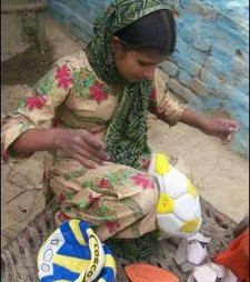 Niños explotación infantil balón mundial fútbol