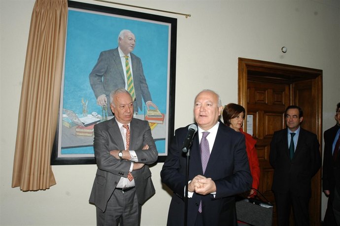 Moratinos Posando Ante Su Retrato