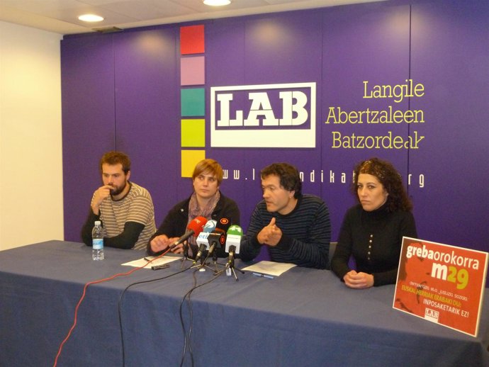 Ainhoa Etxaide Junto A Representantes De LAB