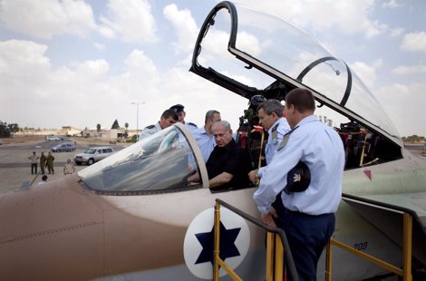 El Primer Ministro Israelí Benjamin Netanyahu Supervisa Un Avión De Combate