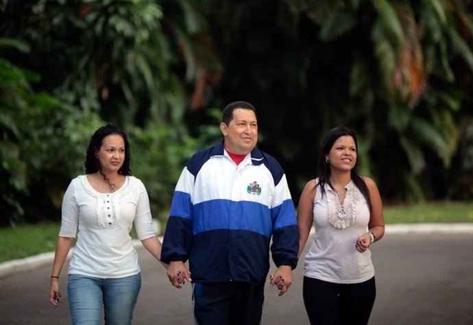 El Presidente Venezolano, Hugo Chávez, Con Dos De Sus Hijas.