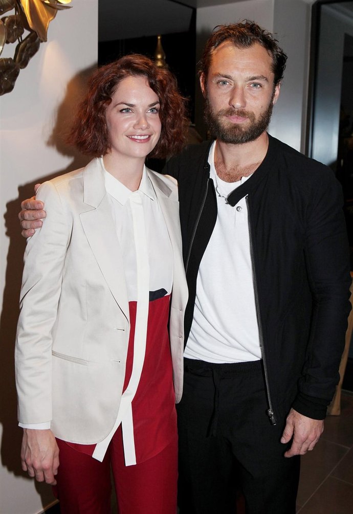 Jude Law Y Ruth Wilson