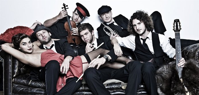 La Banda Inglesa Molotov Jukebox En Una Foto Promocional