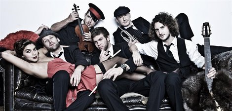 La Banda Inglesa Molotov Jukebox En Una Foto Promocional