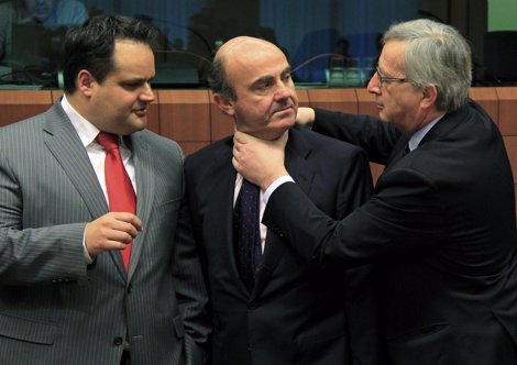 Juncker Bromea Con De Guindos En La Reunión Del Eurogrupo