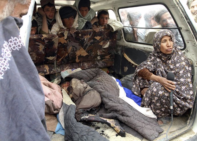 Mujer Afgana Junto A Los Cadáveres De Familiares Asesinados Por Soldados De EEUU
