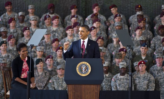 El Presidente De EEUU, Barack Obama Con Las Tropas A Su Regreso De Irak