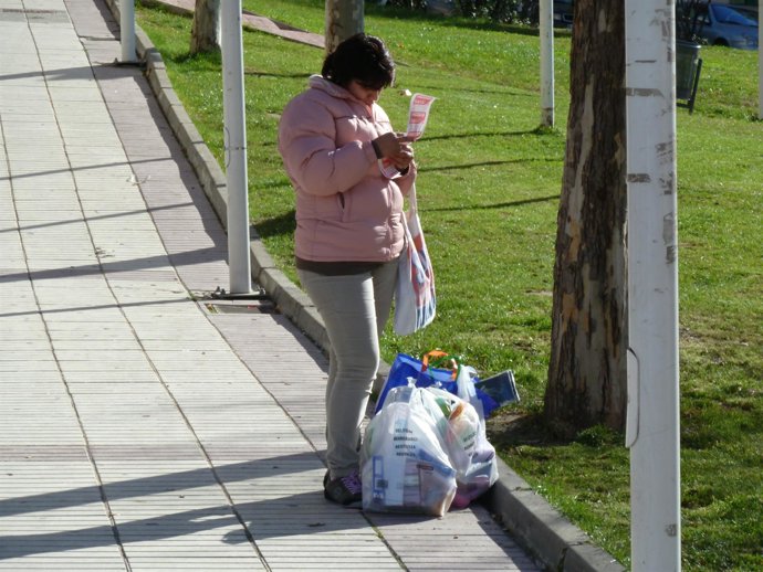 Repasando la lista de la compra en un supermercado