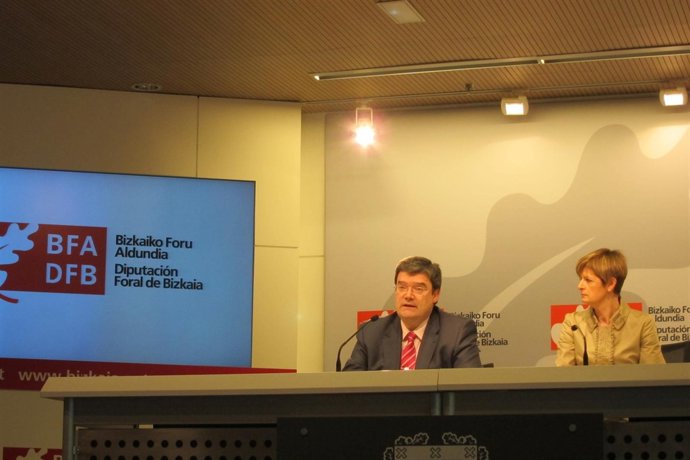 Los Diputados Vizcaínos Juan María Aburto Y Pilar Ardanza