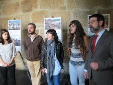 María Díaz (En El Medio) Durante La Presentación De La Exposición