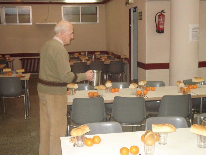 Un Voluntario En El Comedor Del Carmen