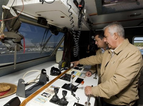 JAVIER ARENAS Y ANTONIO SANZ EN UN BARCO EN BARBATE