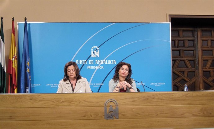 Mar Moreno Y María Jesús Montero En Un Momento De La Comparecencia