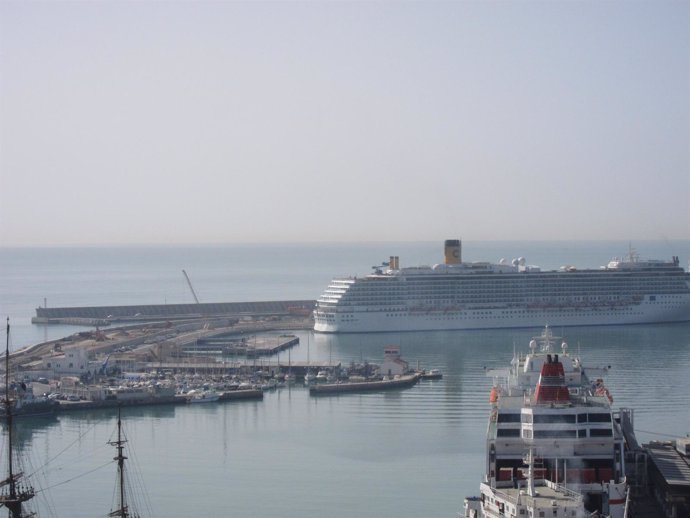 Crucero En El Puerto De Málaga