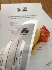 El PA reparte títulos universitarios entre estudiantes para envolver bocadillos
