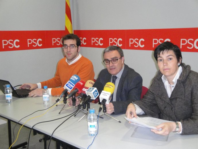 El Alcalde De Lleida, A.Ros, Flanqueado Por Los Concejales O.Yuguero Y M.Camps