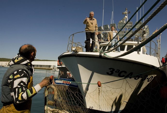 JAVIER ARENAS Y ANTONIO SANZ EN UN BARCO EN BARBATE