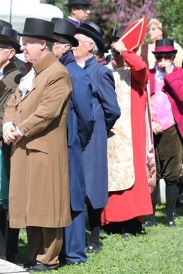 Voluntarios Vestidos A La Usanza De 1812