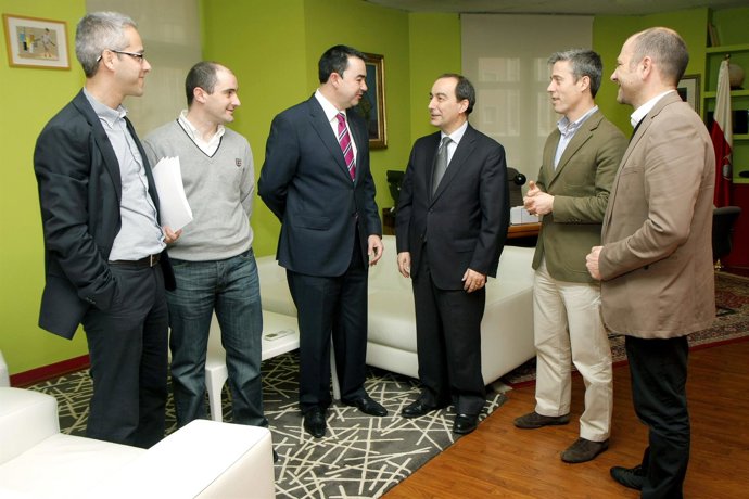 El Consejero Y El Alcalde, En El Centro