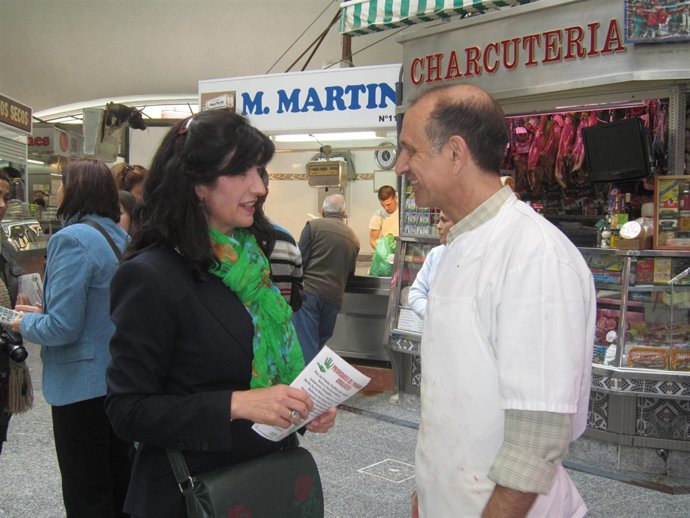 La Candidata A La Presidencia De La Junta, Pilar González, En Un Mercado 
